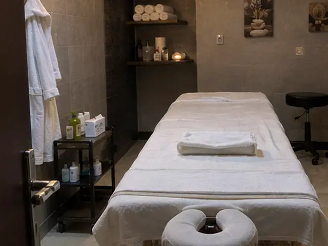 Raflarında havlu duran, bornozlu masaj odası — Kocasinan, Masaj Salonun
